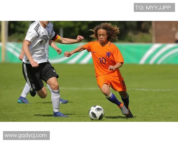 哈维西蒙斯的崛起之路:从青训新星到足球场上的闪耀之星 哈维西蒙斯的崛起之路:从青训新星到足球场上的闪耀之星